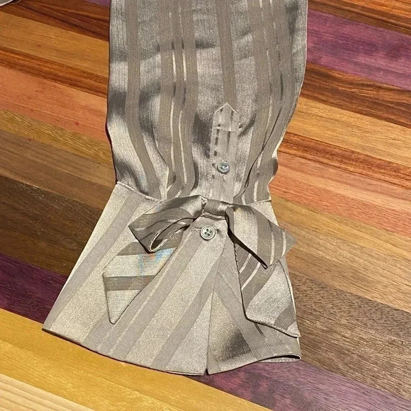 Banana Republic Long-Sleeved Dillon Blouse with Tie Cuffs, size L, NWT. - Picture 3 of 8